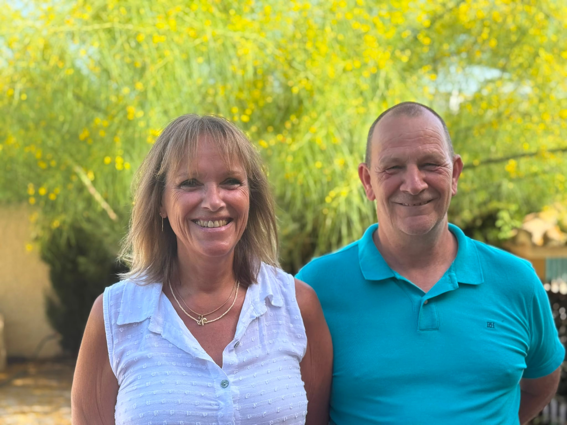 Joyce en Maurice, de oprichters van Holanda Shop, in hun tuin in Valencia